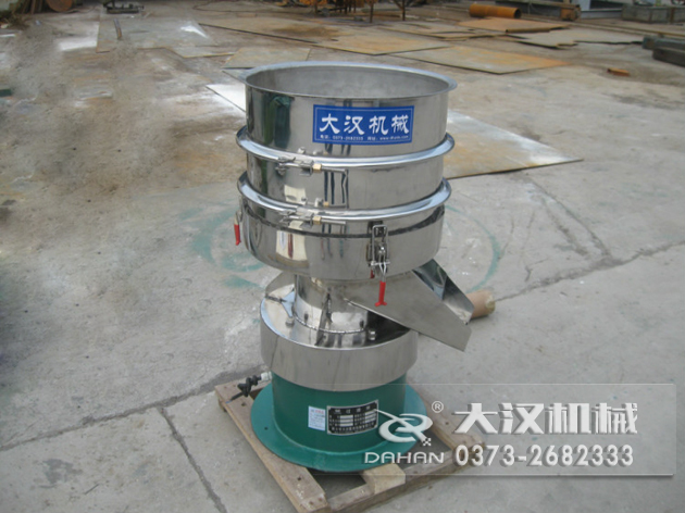 涂料過濾振動(dòng)篩：利用振動(dòng)電機(jī)的振動(dòng)力帶動(dòng)物料在篩網(wǎng)上進(jìn)行篩分，從而利用篩網(wǎng)孔徑的大小不同，完成涂料的分級，除雜等篩分目的。